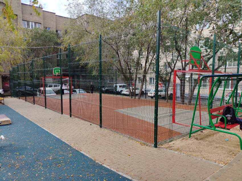 Двор трех домов изменился в Чите до неузнаваемости - красоту и комфорт жителям подарила господдержка 